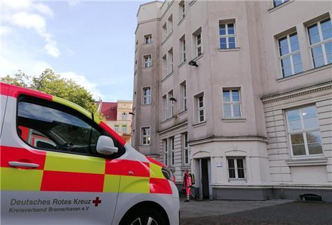 Die Feuerwehr und das DRK betreuten einige Schüler nach einem tragischen Unglück am Lloyd Gymnasium.
