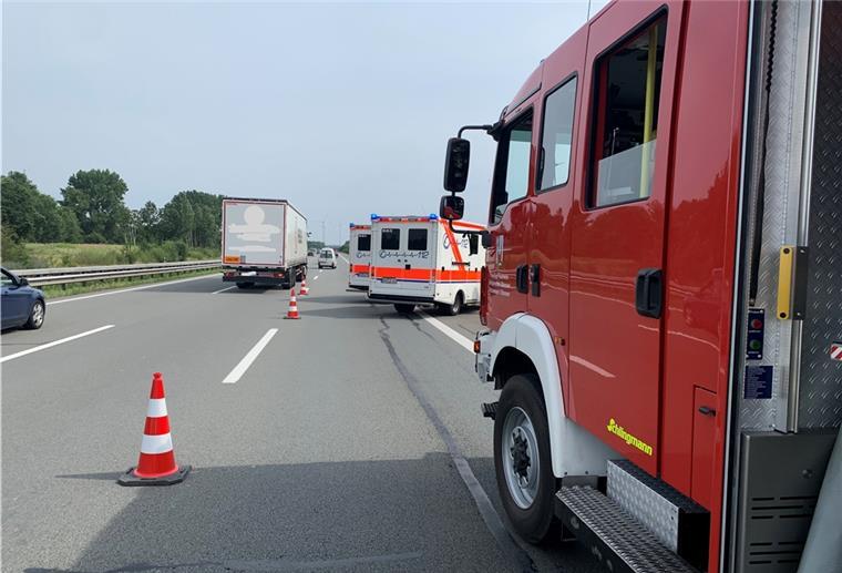 Unfall auf der A1: Fünf Verletzte müssen ins Krankenhaus Die Feuerwehr und der Rettungsdienst kümmerten sich an der Einsatzstelle um die Verletzten.