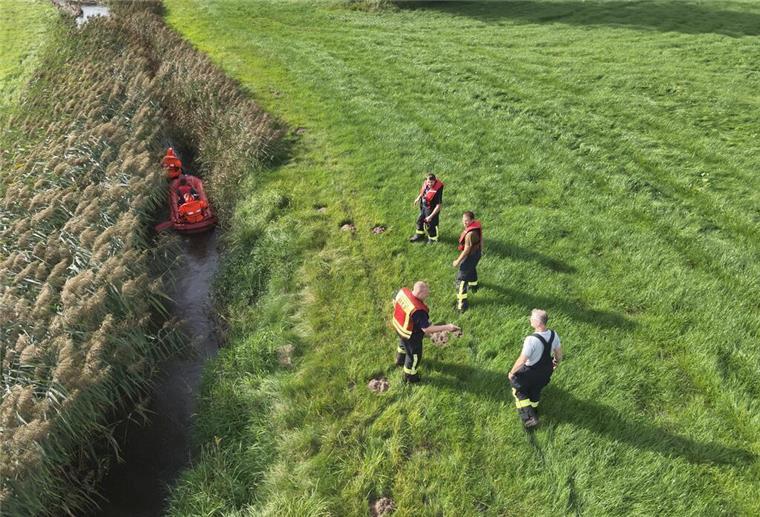 Die Feuerwehr unterstützt die Suche nach Dr. Götze per Boot und mit vielen Einsatzkräften.