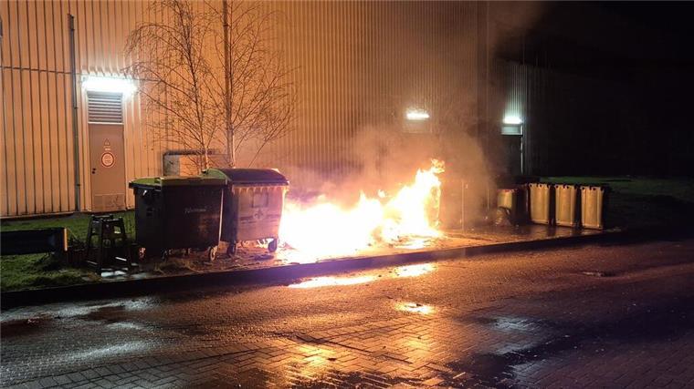 Mülltonnenbrand in Schiffdorf: Feuerwehr löscht Flammen nahe Modegeschäft Die Feuerwehr verhinderte durch schnellen Einsatz ein Übergreifen der Flammen auf weitere Müllcontainer.