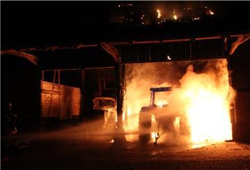 Die Feuerwehr versuchte mit massivem Wassereinsatz, die Trecker in der Scheune zu löschen.