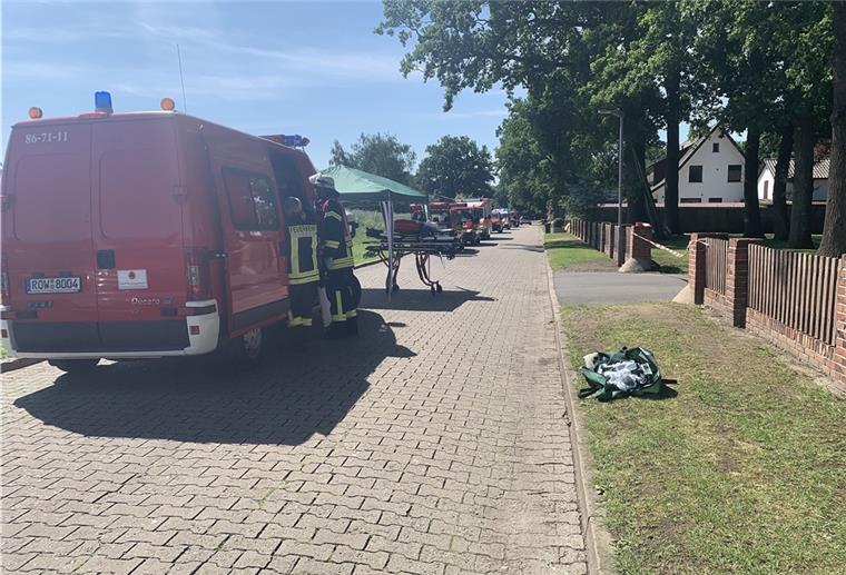 Ausgetretene Güllegase führen zum Tod dreier Kühe Die Feuerwehr vor dem Bauernhof mit dem Stall in Sittensen, auf dem Güllegase ausgetreten sind.