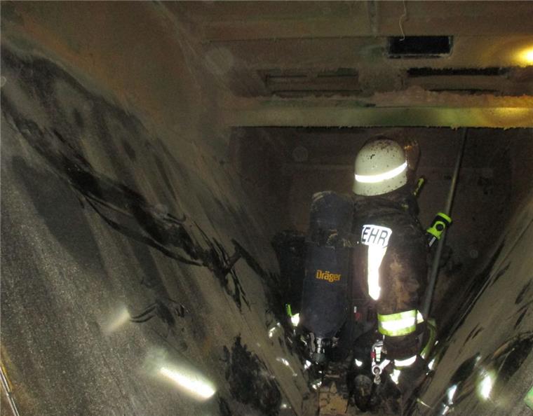 Fischereihafen: Feuer in Futtermittelwerk Die Feuerwehr war im Fischereihafen bei einem Einsatz in einer Futtermittelfabrik gefordert.