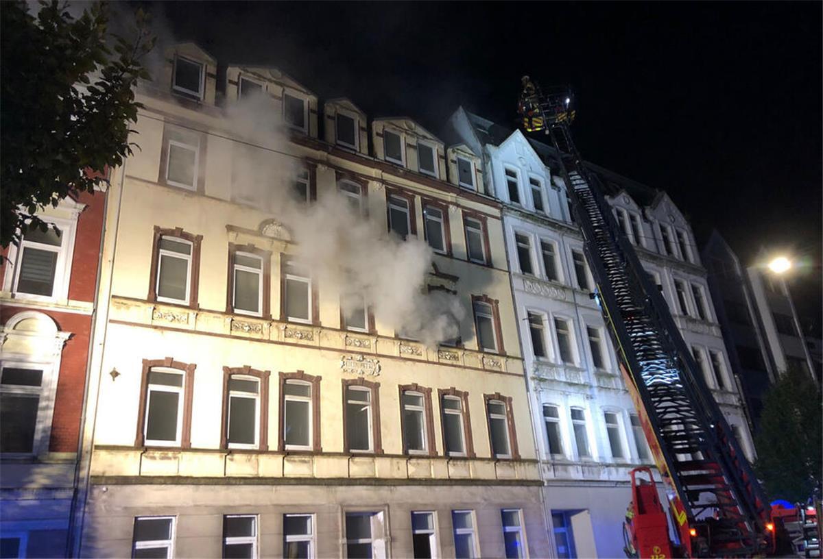 Rauch kommt aus dem Fenster eines Hauses.