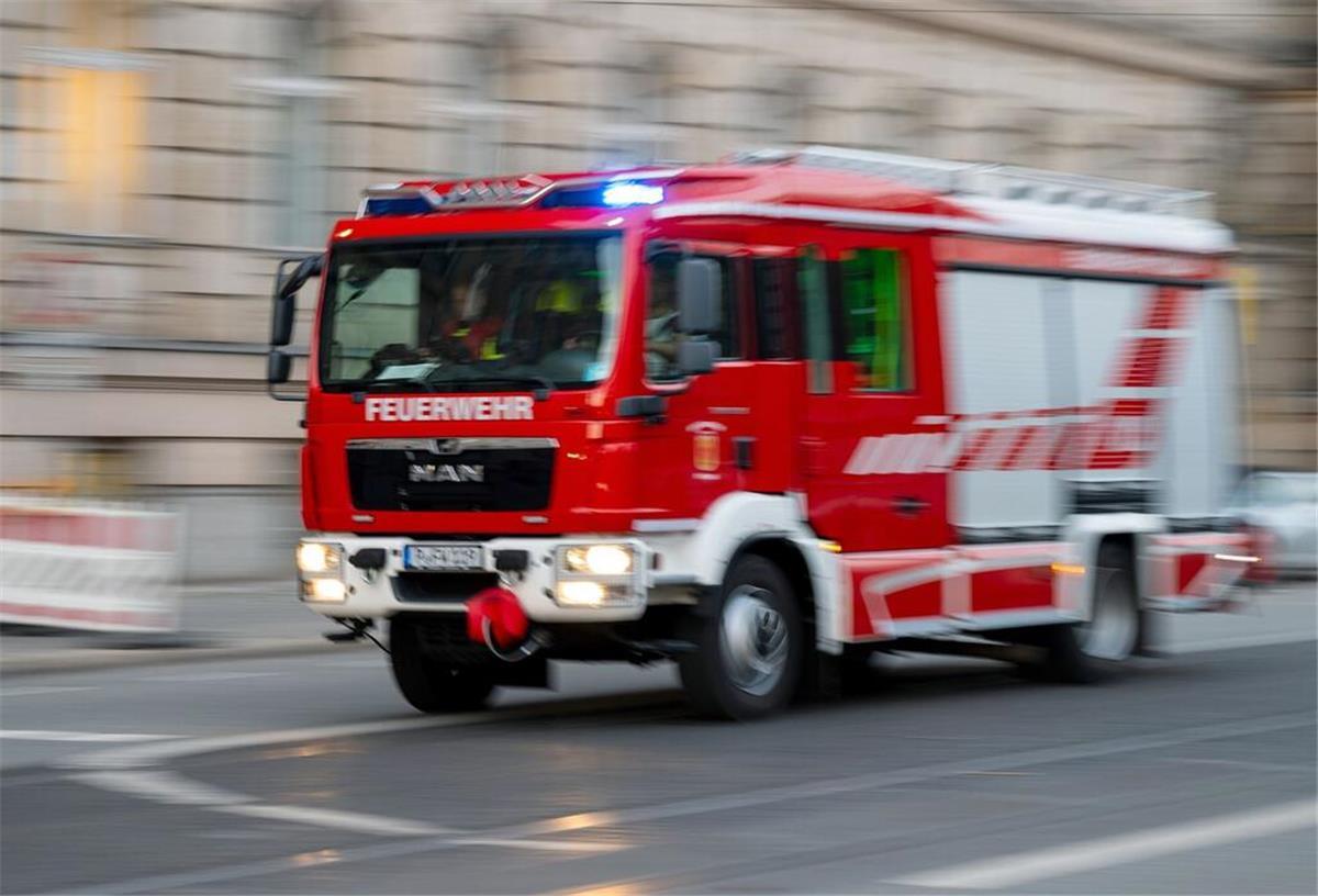 Einsatz am Morgen: In Sievern brennen Garage und Holzschuppen Ein Feuerwehrfahrzeug ist mit Blaulicht auf Einsatzfahrt.