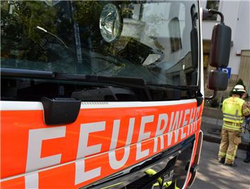 Die Feuerwehr wurde bereits am Silvesterabend nach Langen (Geestland) gerufen. Dort brannte eine Mülltonne auf einem Schulhof.