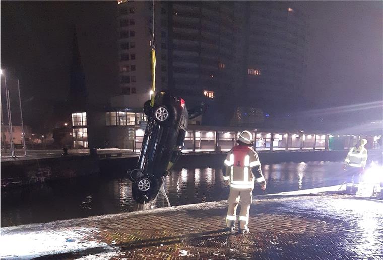 Die Feuerwehr zieht ein Auto aus dem Alten Hafen.