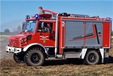 Die Feuerwehren Lunestedt und Frelsdorf wurden mit ihren Tanklöschfahrzeugen, auf Unimog-Fahrgestell geordert, um die landwirtschaftliche Fläche zu befahren.