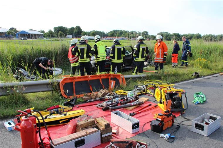 Ein Toter bei Unfall zwischen Nordenham und Rodenkirchen Verkehrsunfall