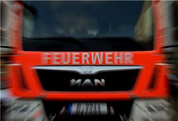 Die Feuerwehren Rodenkirchen und Schwei löschten das Feuer, das an der Achse des Autotransporters ausgebrochen war, ab.