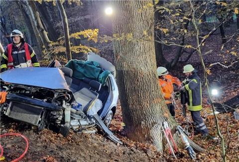 Einsatzkräfte sind an der Unfallstelle in der Wingst.
