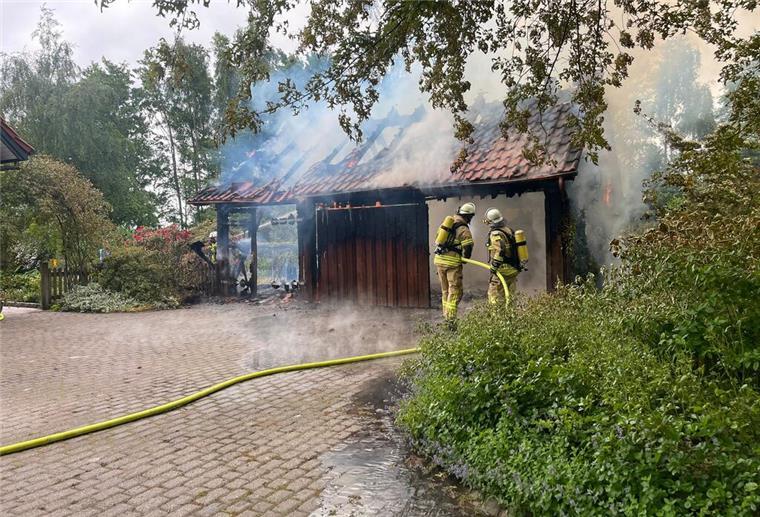 Die Feuerwehren Tossens und Burhave bekämpften am Sonnabend den Brand einer Doppelgarage in Kleintossens.