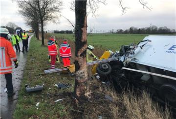 Die Feuerwehrkräfte aus Schwei und Reitland mussten den Fahrer aus dem verunglücken Wagen befreien.
