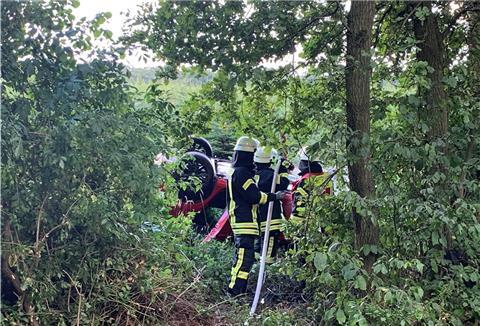 Die Feuerwehrleute beim Kühlen des Fahrzeugs.