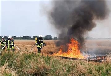 Die Feuerwehrleute hatten den Brand bei Helvesiek nach einer Stunde abgelöscht.