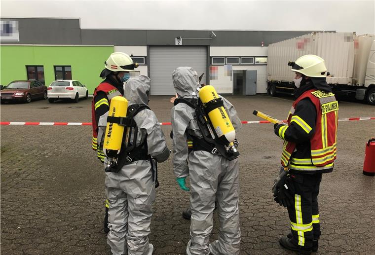 Feuerwehrleute in Schutzanzügen.