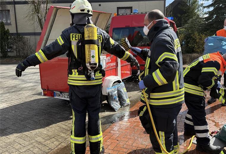 Die Feuerwehrleute mussten nach dem Einsatz gereinigt werden.