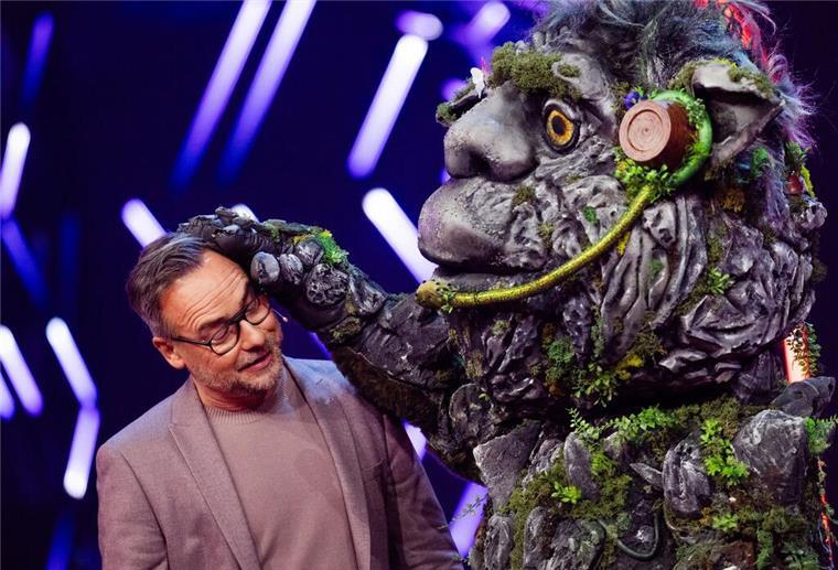 Katja Ebstein bei „The Masked Singer“ enttarnt Die Figur „Der Troll“ herzt den Moderator Matthias Opdenhövel.