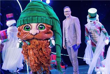 Die Figur Klaus Claus neben Moderator Matthias Opdenhövel.