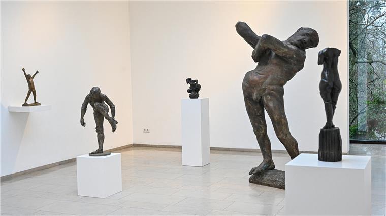 Die Figuren sind mal ganz klein und mal riesengroß. Doch immer fordern sie die Aufmerksamkeit der Besucher ein.