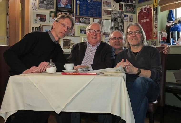 Bremerhaven: Zolli-Film mit Uwe Seeler geht in die Verlängerung Die Filmcrew besuchte Uwe Seeler (2. v. l.) in Hamburg.