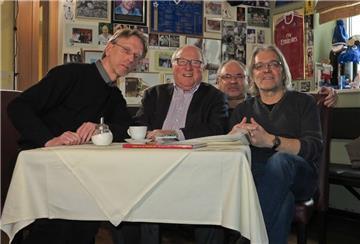 Die Filmcrew besuchte Uwe Seeler (2. v. l.)  in Hamburg.