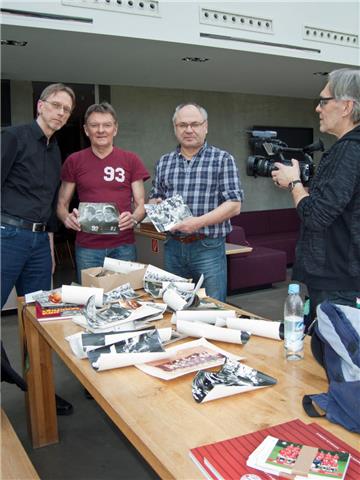 Die Filmemacher Bernd Glawatty (links) und Burkhard Hergesell (rechts) erlebten bei Egon Coordes eine Zeitreise durch die deutsche Fußballgeschichte.  