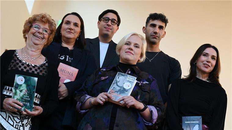 Deutscher Buchpreis geht an Österreicher Tonio Schachinger Die Finalistinnen und Finalisten: Sylvie Schenk (l-r), Terézia Mora, Tonio Schachinger, Anne Rabe, Necati Öziri und Ulrike Sterblich.