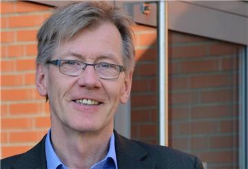 Dr. Jörg Matzen lächelt in die Kamera.