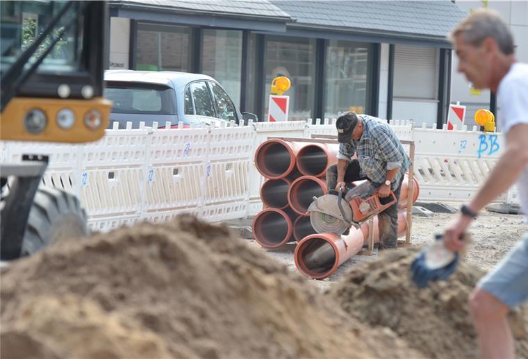 Die Firma Boes Bau hat den Auftrag zur Sanierung der Straße bekommen. In den ersten knapp drei Monaten sind die Mitarbeiter planmäßig voran gekommen.