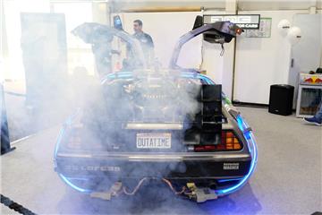 Die Firma DMC Nord aus Hasloh hat sich der Erhaltung der verbliebenen Delorean-Klassiker verschrieben und eines der Autos originalgetreu in die Zeitmaschine der Filme verwandelt. 
