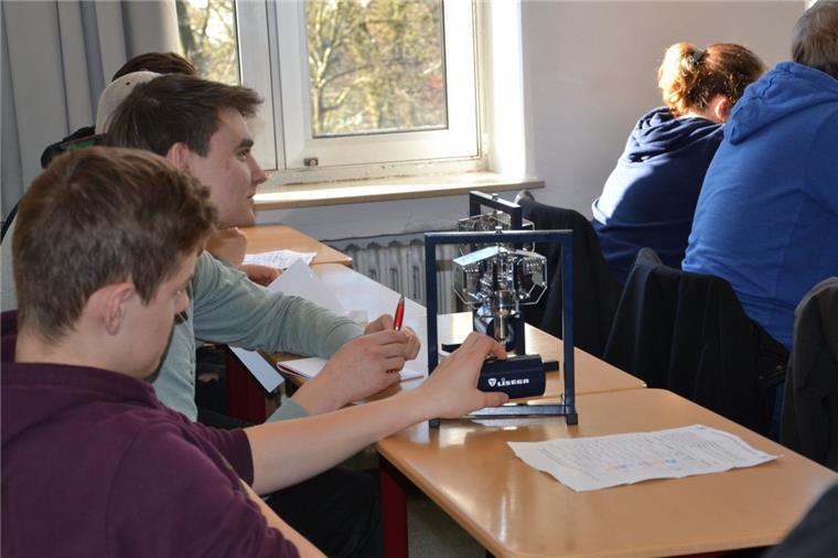Zeven: Schüler erhalten Einblicke in verschiedene Berufsfelder Die Firma Lisega informierte die Schüler bei den Berufsinformationstagen über die Ausbildungen zum Werkstoffprüfer Metalltechnik und zum Industriekaufmann/zur Industriekauffrau. Auch Anschauungsmaterial wurde mitgebracht.