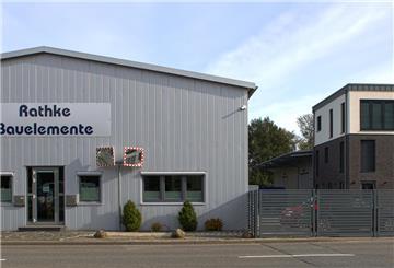 Die Firma Rathke Bauelemente in Bremerhaven, Am Grollhamm 3 bis 5: Der Standort für hochwertige Fenster, Türen, Tore, Rollläden, Brandschutz und Jalousien.