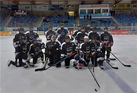 Die Eishockeyspielerinnen freuen sich nach einem Sieg