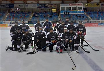Die Eishockeyspielerinnen freuen sich nach einem Sieg