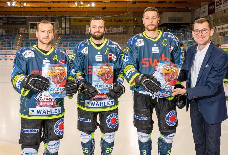 Die Fischtown Pimguins stellen sich der Herausforderung Playoff-Quali und dem NZ-Fotografen. Chefredakteur Christoph Linne mit Jan Urbas, Dominik Uher und Alex Friesen (v. re.).