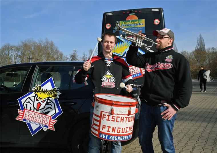Die Fischtown Pinguins auf dem Weg zum ersten Playoff-Spiel in Iserlohn. Mario Meseke (links, mit Patrick Simmler) darf eine Trommel mit ins Stadion nehmen.