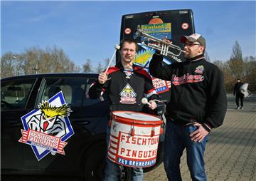 Die Fischtown Pinguins auf dem Weg zum ersten Playoff-Spiel in Iserlohn. Mario Meseke (links, mit Patrick Simmler) darf eine Trommel mit ins Stadion nehmen.