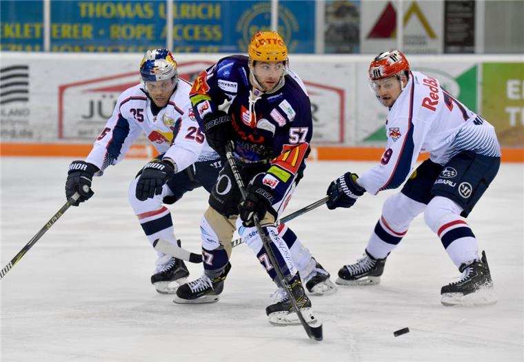 Die Fischtown Pinguins aus Bremerhaven - hier mit Alex Friesen - müssen gegen Ingolstadt ran.