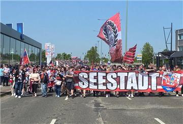 Die Fischtown Pinguins feiern den Saisonabschluss - und die Fans sind natürlich mit dabei.