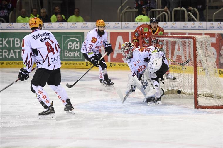 Die Fischtown Pinguins gerieten bei der Düsseldorfer EG früh mit 0:1 in Rückstand und  verloren das letzte Spiel vor Weihnachten.