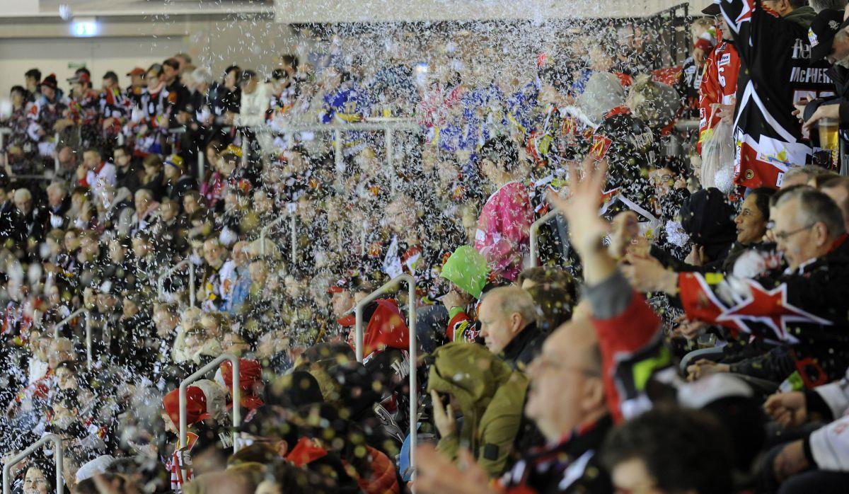 Die Fischtown Pinguins haben heute die Chance aufs Viertelfinale. Mit ganzem Herzen dabei: die Fans.