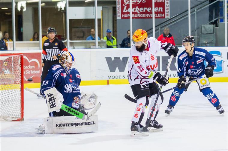 Unglückliche Niederlage in Straubing Die Fischtown Pinguins hatten in Straubing gute Chancen, scheiterten aber oft an Torhüter Matthew Climie (so wie hier Cody Lampl). Foto Schindler