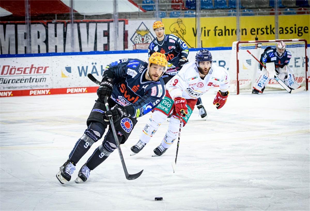 Jan Urbas von den Fischtown Pinguins führt den Puck