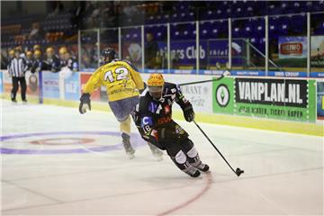 Die Fischtown Pinguins (hier Max Fortunus) spielten gegen den Oberligisten Tilburg Trappers um Platz drei beim Thialf-Cup.