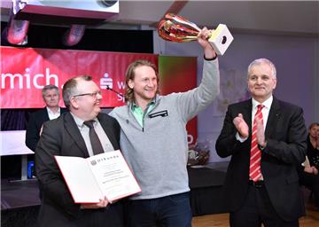 Die Fischtown Pinguins (hier Mike Moore mit dem Pokal in der Hand) sind die Mannschaft des Jahres in Bremerhaven.