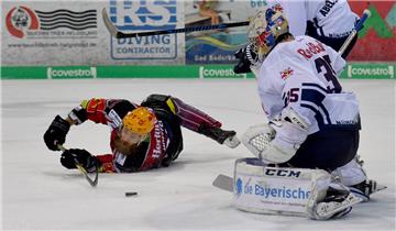 Die Fischtown Pinguins (hier mit Mike Hoeffel am Boden) wollen wieder spektakuläres Eishockey bieten. 