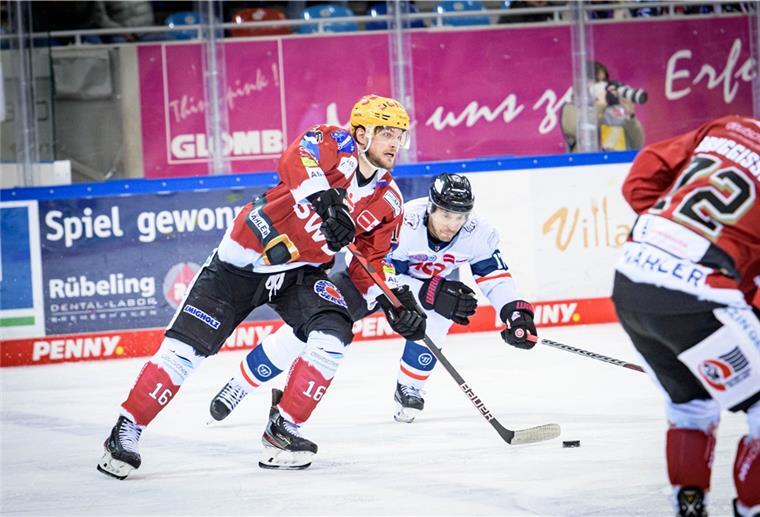 Die Fischtown Pinguins (hier Tye McGinn) spielten erstmals in ihren Weihnachtsrikots.
