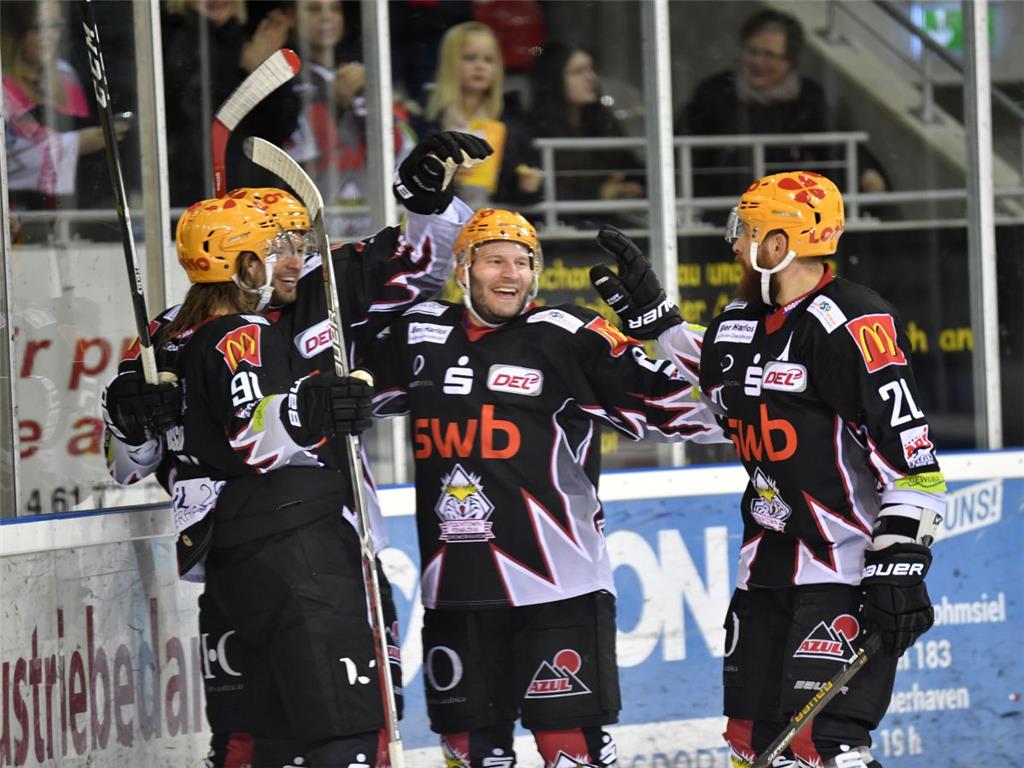Die Fischtown Pinguins jubeln nach dem zwischenzeitlichen 5:0 gegen die Kölner H...