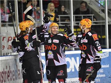 Die Fischtown Pinguins jubeln nach dem zwischenzeitlichen 5:0 gegen die Kölner H...